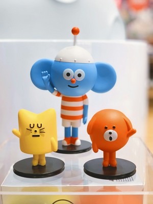 yue_liu--blue_and_yellow_robot_toy--unsplash.jpg